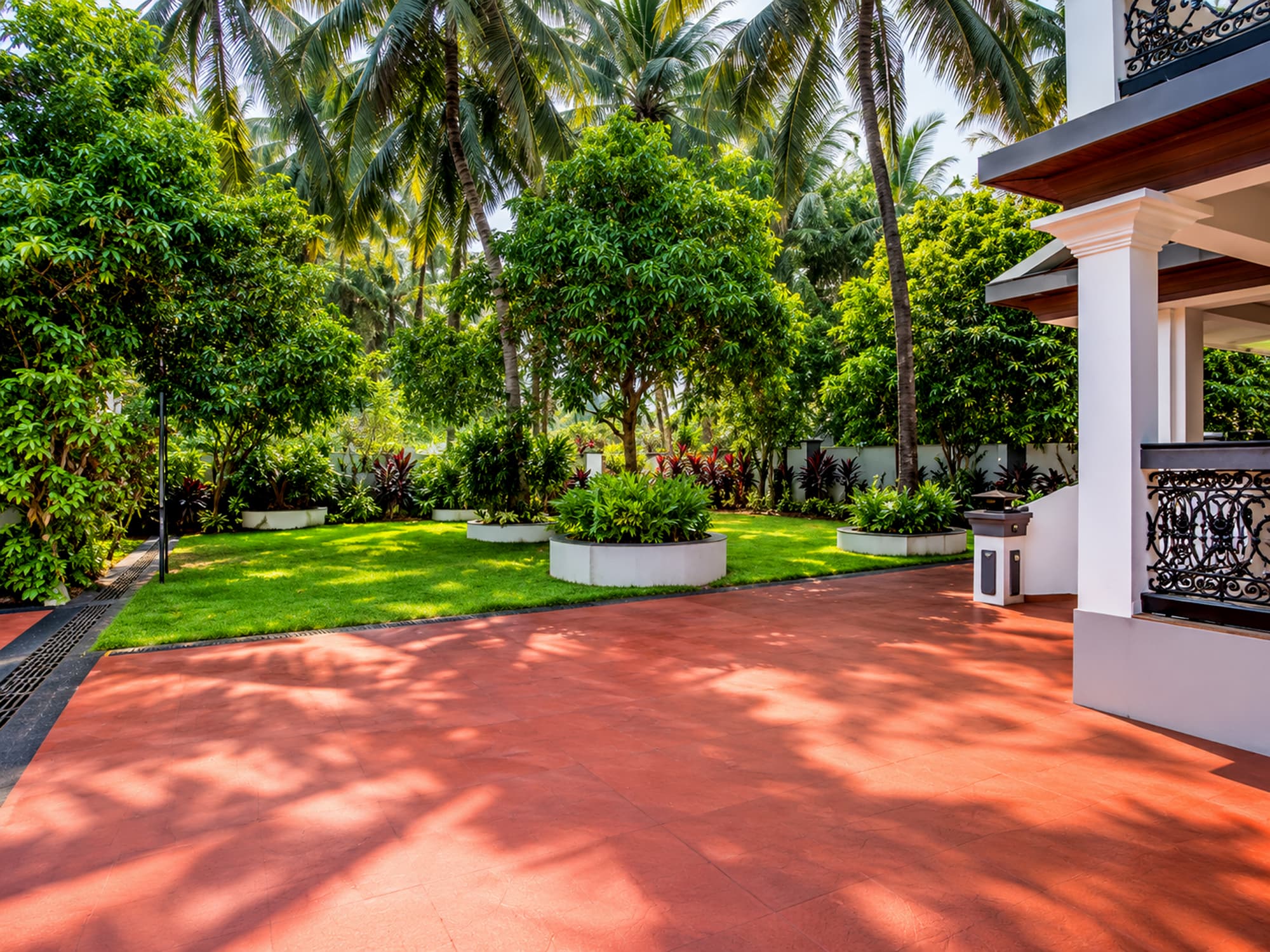 Garden and veranda at a Misquita stay in Benaulim.