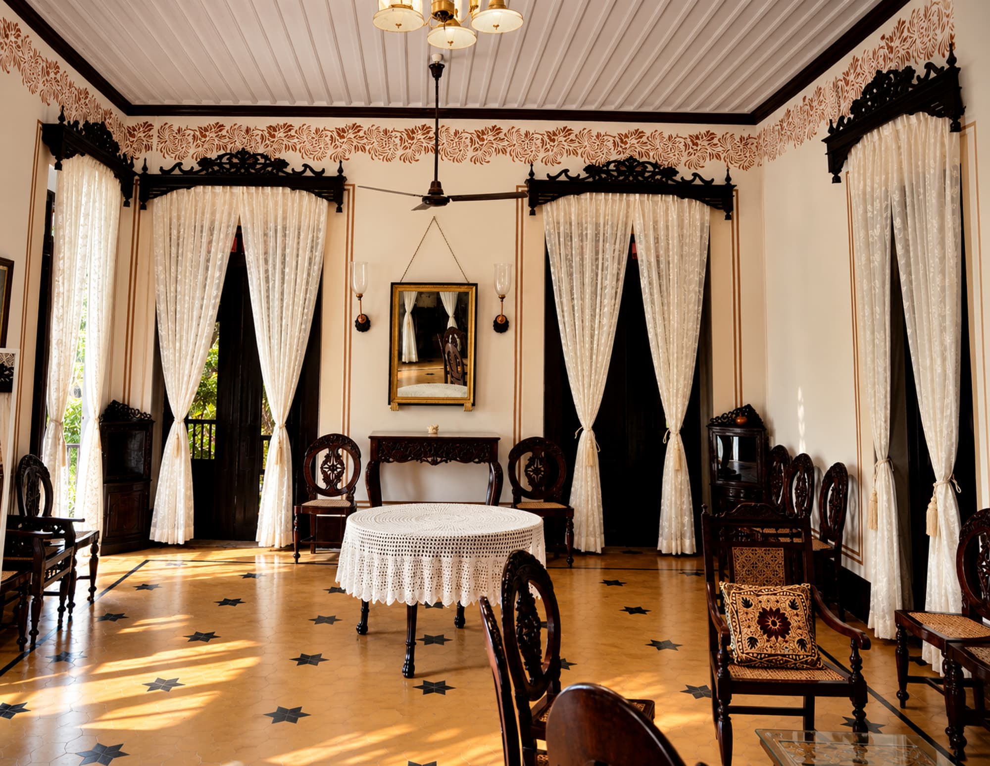 The spacious sitting room / hall at Misquita Heritage, furnished with antique furniture.